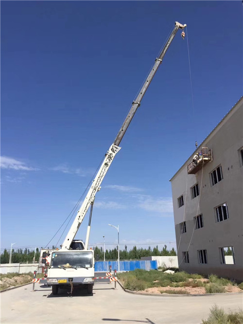 霍州市“轻装强干”—— 吊车的 “轻量化臂架” 技术